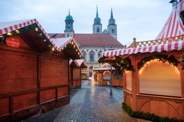 20 December 2025, Saxony-Anhalt, Magdeburg: View of the closed stalls at the Magdeburg Christmas market. A year ago, a man drove a rental car through the market - six people died and more than 300 were injured; today, the Christmas market remains closed to mark the occasion. Photo: Klaus-Dietmar Gabbert/dpa