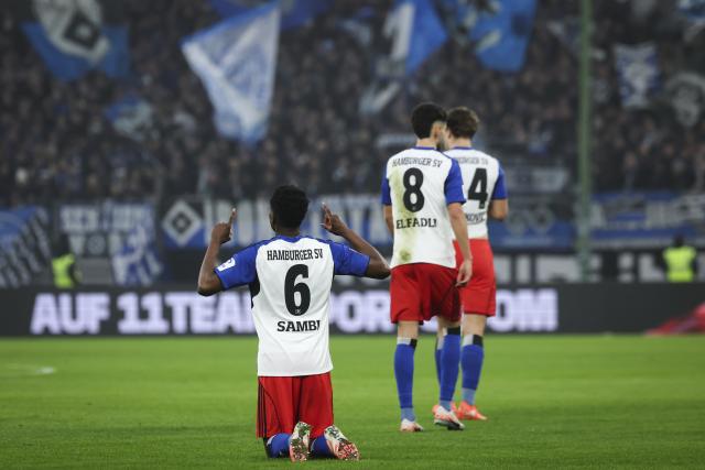 20 December 2025, Hamburg: Hamburger's Albert Lokonga (L) celebrates after scoring his side's first goal of the game during the German Bundesliga soccer match between Hamburger SV and Eintracht Frankfurt at Volksparkstadion. Photo: Christian Charisius/dpa - WICHTIGER HINWEIS: Gemäß den Vorgaben der DFL Deutsche Fußball Liga bzw. des DFB Deutscher Fußball-Bund ist es untersagt, in dem Stadion und/oder vom Spiel angefertigte Fotoaufnahmen in Form von Sequenzbildern und/oder videoähnlichen Fotostrecken zu verwerten bzw. verwerten zu lassen.