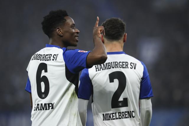 20 December 2025, Hamburg: Hamburger's Albert Lokonga celebrates after scoring his side's first goal of the game during the German Bundesliga soccer match between Hamburger SV and Eintracht Frankfurt at Volksparkstadion. Photo: Christian Charisius/dpa - WICHTIGER HINWEIS: Gemäß den Vorgaben der DFL Deutsche Fußball Liga bzw. des DFB Deutscher Fußball-Bund ist es untersagt, in dem Stadion und/oder vom Spiel angefertigte Fotoaufnahmen in Form von Sequenzbildern und/oder videoähnlichen Fotostrecken zu verwerten bzw. verwerten zu lassen.