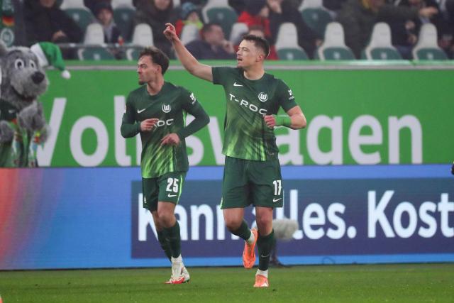 20 December 2025, Lower Saxony, Wolfsburg: Wolfsburg's Dzenan Pejcinovic (R) celebrates after scoring his side's first goal of the game during the German Bundesliga soccer match between VfL Wolfsburg and SC Freiburg at Volkswagen Arena. Photo: Darius Simka/dpa - WICHTIGER HINWEIS: Gemäß den Vorgaben der DFL Deutsche Fußball Liga bzw. des DFB Deutscher Fußball-Bund ist es untersagt, in dem Stadion und/oder vom Spiel angefertigte Fotoaufnahmen in Form von Sequenzbildern und/oder videoähnlichen Fotostrecken zu verwerten bzw. verwerten zu lassen.