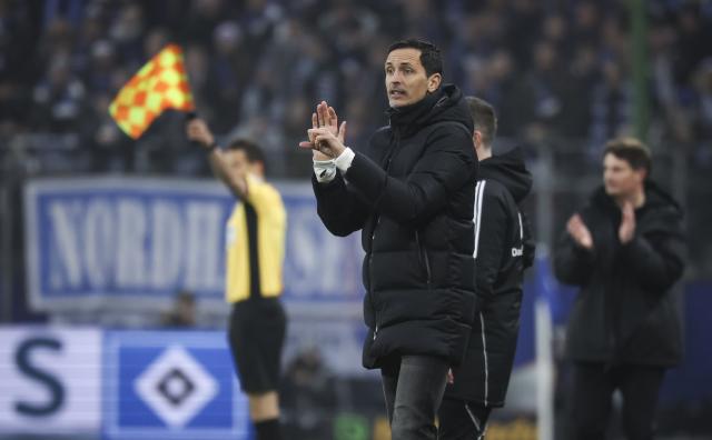 20 December 2025, Hamburg: Eintracht Frankfurt coach Dino Toppmoeller gestures on the touchlines during the German Bundesliga soccer match between Hamburger SV and Eintracht Frankfurt at Volksparkstadion. Photo: Christian Charisius/dpa - WICHTIGER HINWEIS: Gemäß den Vorgaben der DFL Deutsche Fußball Liga bzw. des DFB Deutscher Fußball-Bund ist es untersagt, in dem Stadion und/oder vom Spiel angefertigte Fotoaufnahmen in Form von Sequenzbildern und/oder videoähnlichen Fotostrecken zu verwerten bzw. verwerten zu lassen.