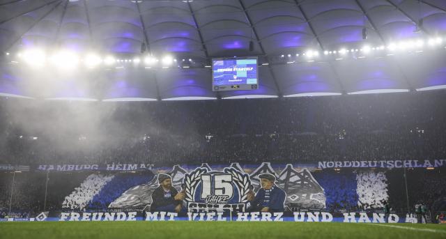 20 December 2025, Hamburg: Hamburg's fans celebrate their team during the German Bundesliga soccer match between Hamburger SV and Eintracht Frankfurt at Volksparkstadion. Photo: Christian Charisius/dpa - WICHTIGER HINWEIS: Gemäß den Vorgaben der DFL Deutsche Fußball Liga bzw. des DFB Deutscher Fußball-Bund ist es untersagt, in dem Stadion und/oder vom Spiel angefertigte Fotoaufnahmen in Form von Sequenzbildern und/oder videoähnlichen Fotostrecken zu verwerten bzw. verwerten zu lassen.