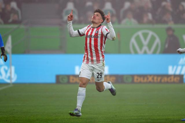 20 December 2025, Lower Saxony, Wolfsburg: Freiburg's Philipp Treu celebrates after scoring his side's first goal of the game during the German Bundesliga soccer match between VfL Wolfsburg and SC Freiburg at Volkswagen Arena. Photo: Darius Simka/dpa - WICHTIGER HINWEIS: Gemäß den Vorgaben der DFL Deutsche Fußball Liga bzw. des DFB Deutscher Fußball-Bund ist es untersagt, in dem Stadion und/oder vom Spiel angefertigte Fotoaufnahmen in Form von Sequenzbildern und/oder videoähnlichen Fotostrecken zu verwerten bzw. verwerten zu lassen.