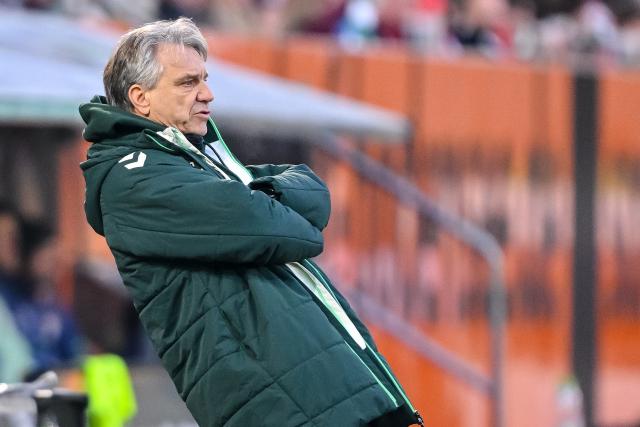20 December 2025, Bavaria, Augsburg: Werder Bremen coach Horst Steffen watches the match from the touchline during the German Bundesliga soccer match between FC Augsburg and Werder Bremen at WWK-Arena. Photo: Harry Langer/dpa - WICHTIGER HINWEIS: Gemäß den Vorgaben der DFL Deutsche Fußball Liga bzw. des DFB Deutscher Fußball-Bund ist es untersagt, in dem Stadion und/oder vom Spiel angefertigte Fotoaufnahmen in Form von Sequenzbildern und/oder videoähnlichen Fotostrecken zu verwerten bzw. verwerten zu lassen.