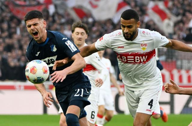 20 December 2025, Baden-Wuerttemberg, Stuttgart: Stuttgart's Josha Vagnoman (R) and Hoffenheim's Albian Hajdari battle for the ball during the German Bundesliga soccer match between VfB Stuttgart and TSG 1899 Hoffenheim at MHPArena. Photo: Uli Deck/dpa - WICHTIGER HINWEIS: Gemäß den Vorgaben der DFL Deutsche Fußball Liga bzw. des DFB Deutscher Fußball-Bund ist es untersagt, in dem Stadion und/oder vom Spiel angefertigte Fotoaufnahmen in Form von Sequenzbildern und/oder videoähnlichen Fotostrecken zu verwerten bzw. verwerten zu lassen.