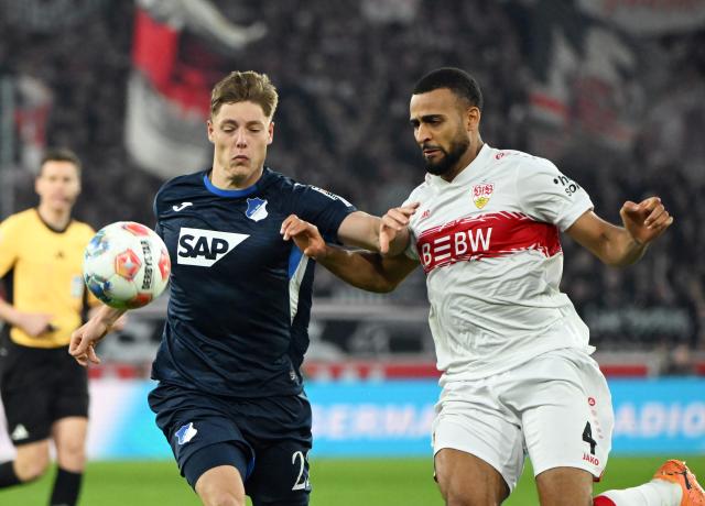 20 December 2025, Baden-Wuerttemberg, Stuttgart: The Hoffenheim coach Christian Ilzer reacts from the touchline during the German Bundesliga soccer match between VfB Stuttgart and TSG 1899 Hoffenheim at MHPArena. Photo: Uli Deck/dpa - WICHTIGER HINWEIS: Gemäß den Vorgaben der DFL Deutsche Fußball Liga bzw. des DFB Deutscher Fußball-Bund ist es untersagt, in dem Stadion und/oder vom Spiel angefertigte Fotoaufnahmen in Form von Sequenzbildern und/oder videoähnlichen Fotostrecken zu verwerten bzw. verwerten zu lassen.