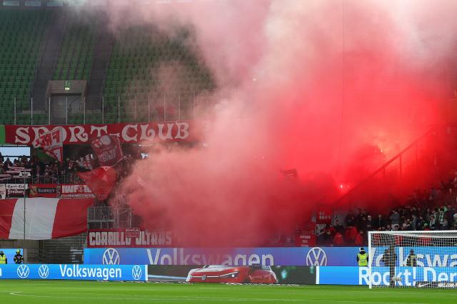 20 December 2025, Lower Saxony, Wolfsburg: Freiburg Fans set off Bengalos and smoke bombs during the German Bundesliga soccer match between VfL Wolfsburg and SC Freiburg at Volkswagen Arena. Photo: Darius Simka/dpa - WICHTIGER HINWEIS: Gemäß den Vorgaben der DFL Deutsche Fußball Liga bzw. des DFB Deutscher Fußball-Bund ist es untersagt, in dem Stadion und/oder vom Spiel angefertigte Fotoaufnahmen in Form von Sequenzbildern und/oder videoähnlichen Fotostrecken zu verwerten bzw. verwerten zu lassen.