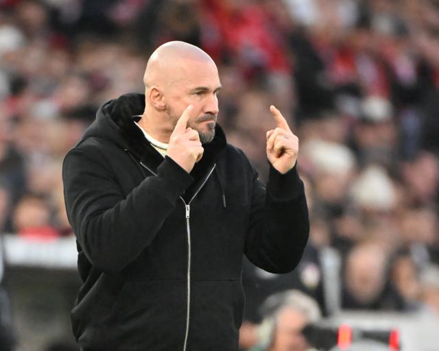20 December 2025, Baden-Wuerttemberg, Stuttgart: The Hoffenheim coach Christian Ilzer reacts from the touchline during the German Bundesliga soccer match between VfB Stuttgart and TSG 1899 Hoffenheim at MHPArena. Photo: Uli Deck/dpa - WICHTIGER HINWEIS: Gemäß den Vorgaben der DFL Deutsche Fußball Liga bzw. des DFB Deutscher Fußball-Bund ist es untersagt, in dem Stadion und/oder vom Spiel angefertigte Fotoaufnahmen in Form von Sequenzbildern und/oder videoähnlichen Fotostrecken zu verwerten bzw. verwerten zu lassen.