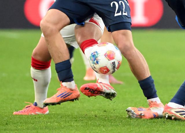 20 December 2025, Baden-Wuerttemberg, Stuttgart: Stuttgart and Hoffenheim players battle for the ball during the German Bundesliga soccer match between VfB Stuttgart and TSG 1899 Hoffenheim at MHPArena. Photo: Uli Deck/dpa - WICHTIGER HINWEIS: Gemäß den Vorgaben der DFL Deutsche Fußball Liga bzw. des DFB Deutscher Fußball-Bund ist es untersagt, in dem Stadion und/oder vom Spiel angefertigte Fotoaufnahmen in Form von Sequenzbildern und/oder videoähnlichen Fotostrecken zu verwerten bzw. verwerten zu lassen.