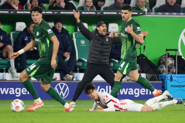 20 December 2025, Lower Saxony, Wolfsburg: Freiburg head coach Julian Schuster shouts loudly on the touchline during the German Bundesliga soccer match between VfL Wolfsburg and SC Freiburg at Volkswagen Arena. Photo: Darius Simka/dpa - WICHTIGER HINWEIS: Gemäß den Vorgaben der DFL Deutsche Fußball Liga bzw. des DFB Deutscher Fußball-Bund ist es untersagt, in dem Stadion und/oder vom Spiel angefertigte Fotoaufnahmen in Form von Sequenzbildern und/oder videoähnlichen Fotostrecken zu verwerten bzw. verwerten zu lassen.