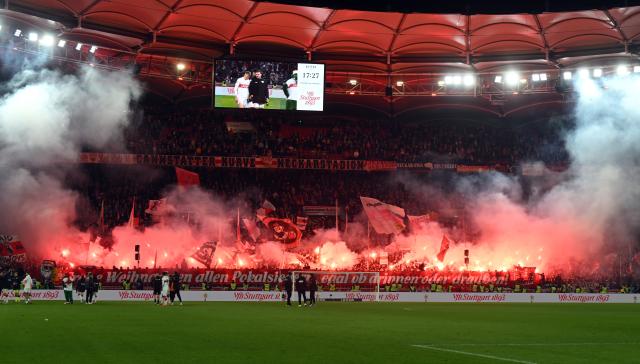 20 December 2025, Baden-Wuerttemberg, Stuttgart: Stuttgart fans light flares after the end of the German Bundesliga soccer match between VfB Stuttgart and TSG 1899 Hoffenheim at MHPArena. Photo: Uli Deck/dpa - WICHTIGER HINWEIS: Gemäß den Vorgaben der DFL Deutsche Fußball Liga bzw. des DFB Deutscher Fußball-Bund ist es untersagt, in dem Stadion und/oder vom Spiel angefertigte Fotoaufnahmen in Form von Sequenzbildern und/oder videoähnlichen Fotostrecken zu verwerten bzw. verwerten zu lassen.