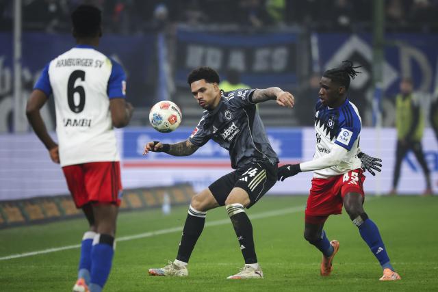 20 December 2025, Hamburg: Eintracht Frankfurt's Nnamdi Collins and Hamburger's Fabio Balde (R) battle for the ball during the German Bundesliga soccer match between Hamburger SV and Eintracht Frankfurt at Volksparkstadion. Photo: Christian Charisius/dpa - WICHTIGER HINWEIS: Gemäß den Vorgaben der DFL Deutsche Fußball Liga bzw. des DFB Deutscher Fußball-Bund ist es untersagt, in dem Stadion und/oder vom Spiel angefertigte Fotoaufnahmen in Form von Sequenzbildern und/oder videoähnlichen Fotostrecken zu verwerten bzw. verwerten zu lassen.