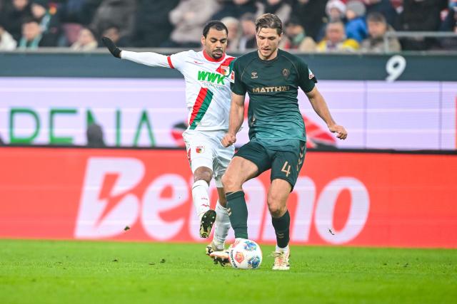 20 December 2025, Bavaria, Augsburg: Augsburg's Alexis Claude-Maurice (L) and Werder Bremen's Niklas Stark battle for the ball during the German Bundesliga soccer match between FC Augsburg and Werder Bremen at WWK-Arena. Photo: Harry Langer/dpa - WICHTIGER HINWEIS: Gemäß den Vorgaben der DFL Deutsche Fußball Liga bzw. des DFB Deutscher Fußball-Bund ist es untersagt, in dem Stadion und/oder vom Spiel angefertigte Fotoaufnahmen in Form von Sequenzbildern und/oder videoähnlichen Fotostrecken zu verwerten bzw. verwerten zu lassen.