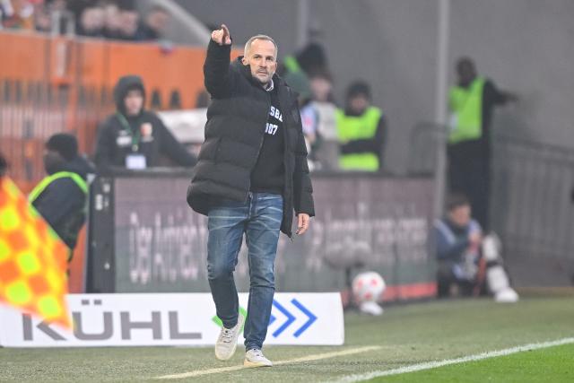 20 December 2025, Bavaria, Augsburg: Augsburg coach Manuel Baum gestures from the touchline during the German Bundesliga soccer match between FC Augsburg and Werder Bremen at WWK-Arena. Photo: Harry Langer/dpa - WICHTIGER HINWEIS: Gemäß den Vorgaben der DFL Deutsche Fußball Liga bzw. des DFB Deutscher Fußball-Bund ist es untersagt, in dem Stadion und/oder vom Spiel angefertigte Fotoaufnahmen in Form von Sequenzbildern und/oder videoähnlichen Fotostrecken zu verwerten bzw. verwerten zu lassen.