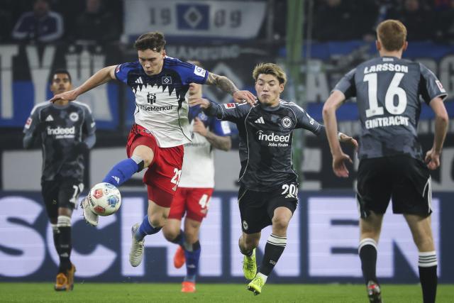 20 December 2025, Hamburg: Hamburger's Nicolai Remberg (L) and Eintracht Frankfurt's Ritsu Doan battle for the ball during the German Bundesliga soccer match between Hamburger SV and Eintracht Frankfurt at Volksparkstadion. Photo: Christian Charisius/dpa - WICHTIGER HINWEIS: Gemäß den Vorgaben der DFL Deutsche Fußball Liga bzw. des DFB Deutscher Fußball-Bund ist es untersagt, in dem Stadion und/oder vom Spiel angefertigte Fotoaufnahmen in Form von Sequenzbildern und/oder videoähnlichen Fotostrecken zu verwerten bzw. verwerten zu lassen.