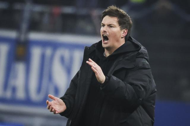 20 December 2025, Hamburg: Hamburger coach Merlin Polzin gestures from the touchlines during the German Bundesliga soccer match between Hamburger SV and Eintracht Frankfurt at Volksparkstadion. Photo: Christian Charisius/dpa - WICHTIGER HINWEIS: Gemäß den Vorgaben der DFL Deutsche Fußball Liga bzw. des DFB Deutscher Fußball-Bund ist es untersagt, in dem Stadion und/oder vom Spiel angefertigte Fotoaufnahmen in Form von Sequenzbildern und/oder videoähnlichen Fotostrecken zu verwerten bzw. verwerten zu lassen.