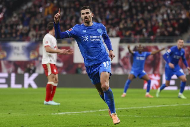 20 December 2025, Saxony, Leipzig: Bayer Leverkusen's Martin Terrier  celebrates after scoring his side's first goal of the game during the German Bundesliga soccer match between RB Leipzig and Bayer Leverkusen at Red Bull Arena. Photo: Jan Woitas/dpa - WICHTIGER HINWEIS: Gemäß den Vorgaben der DFL Deutsche Fußball Liga bzw. des DFB Deutscher Fußball-Bund ist es untersagt, in dem Stadion und/oder vom Spiel angefertigte Fotoaufnahmen in Form von Sequenzbildern und/oder videoähnlichen Fotostrecken zu verwerten bzw. verwerten zu lassen.