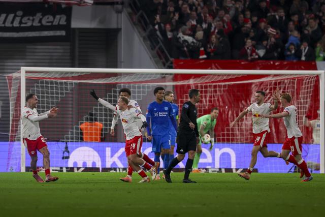 20 December 2025, Saxony, Leipzig: Leipzig's players around teammate Xaver Schlager (2nd L) cheer their side's first goal of the game during the German Bundesliga soccer match between RB Leipzig and Bayer Leverkusen at Red Bull Arena. Photo: Jan Woitas/dpa - WICHTIGER HINWEIS: Gemäß den Vorgaben der DFL Deutsche Fußball Liga bzw. des DFB Deutscher Fußball-Bund ist es untersagt, in dem Stadion und/oder vom Spiel angefertigte Fotoaufnahmen in Form von Sequenzbildern und/oder videoähnlichen Fotostrecken zu verwerten bzw. verwerten zu lassen.