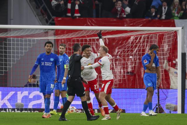 20 December 2025, Saxony, Leipzig: Leipzig's Xaver Schlager (R) and Tidiam Gomis celebrate their side's first goal of the game during the German Bundesliga soccer match between RB Leipzig and Bayer Leverkusen at Red Bull Arena. Photo: Jan Woitas/dpa - WICHTIGER HINWEIS: Gemäß den Vorgaben der DFL Deutsche Fußball Liga bzw. des DFB Deutscher Fußball-Bund ist es untersagt, in dem Stadion und/oder vom Spiel angefertigte Fotoaufnahmen in Form von Sequenzbildern und/oder videoähnlichen Fotostrecken zu verwerten bzw. verwerten zu lassen.