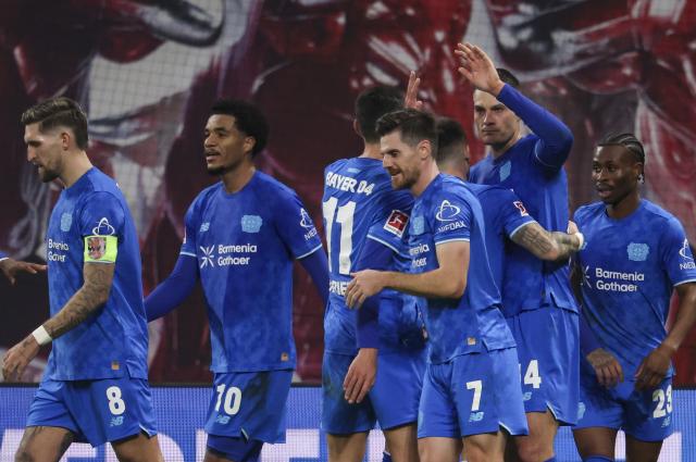 20 December 2025, Saxony, Leipzig: Bayer Leverkusen's players around Patrik Schick (2nd R) cheer after scoring his side's second goal of the game during the German Bundesliga soccer match between RB Leipzig and Bayer Leverkusen at Red Bull Arena. Photo: Jan Woitas/dpa - WICHTIGER HINWEIS: Gemäß den Vorgaben der DFL Deutsche Fußball Liga bzw. des DFB Deutscher Fußball-Bund ist es untersagt, in dem Stadion und/oder vom Spiel angefertigte Fotoaufnahmen in Form von Sequenzbildern und/oder videoähnlichen Fotostrecken zu verwerten bzw. verwerten zu lassen.