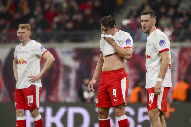 20 December 2025, Saxony, Leipzig: (L-R) Leipzig's Nicolas Seiwald, Willi Orban and Christoph Baumgartner stand on the pitch during the German Bundesliga soccer match between RB Leipzig and Bayer Leverkusen at Red Bull Arena. Photo: Jan Woitas/dpa - WICHTIGER HINWEIS: Gemäß den Vorgaben der DFL Deutsche Fußball Liga bzw. des DFB Deutscher Fußball-Bund ist es untersagt, in dem Stadion und/oder vom Spiel angefertigte Fotoaufnahmen in Form von Sequenzbildern und/oder videoähnlichen Fotostrecken zu verwerten bzw. verwerten zu lassen.