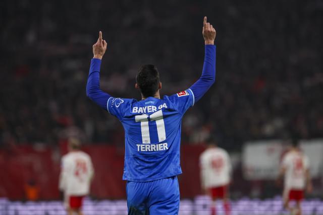 20 December 2025, Saxony, Leipzig: Bayer Leverkusen's Martin Terrier celebrates after scoring his side's first goal of the game during the German Bundesliga soccer match between RB Leipzig and Bayer Leverkusen at Red Bull Arena. Photo: Jan Woitas/dpa - WICHTIGER HINWEIS: Gemäß den Vorgaben der DFL Deutsche Fußball Liga bzw. des DFB Deutscher Fußball-Bund ist es untersagt, in dem Stadion und/oder vom Spiel angefertigte Fotoaufnahmen in Form von Sequenzbildern und/oder videoähnlichen Fotostrecken zu verwerten bzw. verwerten zu lassen.