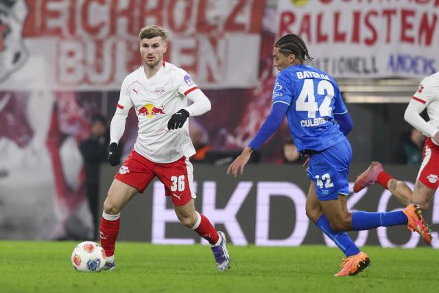 20 December 2025, Saxony, Leipzig: Leipzig's Timo Werner (L) and Bayer Leverkusen's Montrell Culbreath battle for the ball during the German Bundesliga soccer match between RB Leipzig and Bayer Leverkusen at Red Bull Arena. Photo: Jan Woitas/dpa - WICHTIGER HINWEIS: Gemäß den Vorgaben der DFL Deutsche Fußball Liga bzw. des DFB Deutscher Fußball-Bund ist es untersagt, in dem Stadion und/oder vom Spiel angefertigte Fotoaufnahmen in Form von Sequenzbildern und/oder videoähnlichen Fotostrecken zu verwerten bzw. verwerten zu lassen.