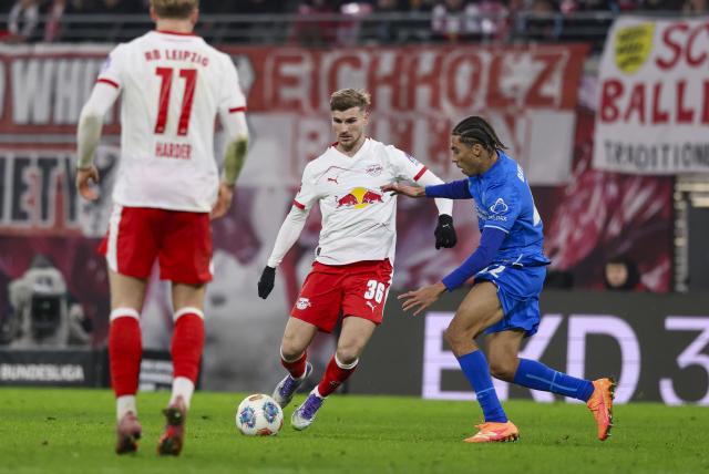 20 December 2025, Saxony, Leipzig: Leipzig's Timo Werner and Bayer Leverkusen's Montrell Culbreath battle for the ball during the German Bundesliga soccer match between RB Leipzig and Bayer Leverkusen at Red Bull Arena. Photo: Jan Woitas/dpa - WICHTIGER HINWEIS: Gemäß den Vorgaben der DFL Deutsche Fußball Liga bzw. des DFB Deutscher Fußball-Bund ist es untersagt, in dem Stadion und/oder vom Spiel angefertigte Fotoaufnahmen in Form von Sequenzbildern und/oder videoähnlichen Fotostrecken zu verwerten bzw. verwerten zu lassen.