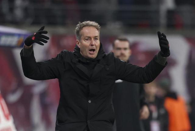 20 December 2025, Saxony, Leipzig: Bayer Leverkusen coach Kasper Hjulmand reacts on the touchline during the German Bundesliga soccer match between RB Leipzig and Bayer Leverkusen at Red Bull Arena. Photo: Jan Woitas/dpa - WICHTIGER HINWEIS: Gemäß den Vorgaben der DFL Deutsche Fußball Liga bzw. des DFB Deutscher Fußball-Bund ist es untersagt, in dem Stadion und/oder vom Spiel angefertigte Fotoaufnahmen in Form von Sequenzbildern und/oder videoähnlichen Fotostrecken zu verwerten bzw. verwerten zu lassen.