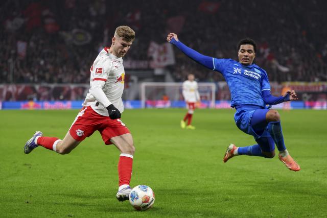 20 December 2025, Saxony, Leipzig: Leipzig's Timo Werner (L) and Bayer Leverkusen's Malik Tillman battle for the ball during the German Bundesliga soccer match between RB Leipzig and Bayer Leverkusen at Red Bull Arena. Photo: Jan Woitas/dpa - WICHTIGER HINWEIS: Gemäß den Vorgaben der DFL Deutsche Fußball Liga bzw. des DFB Deutscher Fußball-Bund ist es untersagt, in dem Stadion und/oder vom Spiel angefertigte Fotoaufnahmen in Form von Sequenzbildern und/oder videoähnlichen Fotostrecken zu verwerten bzw. verwerten zu lassen.