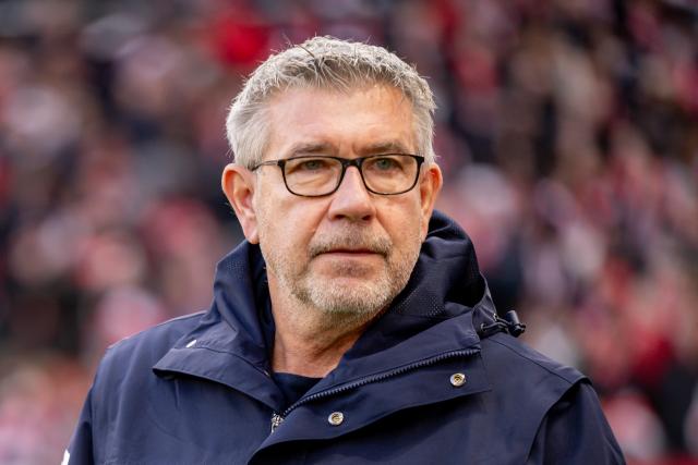 21 December 2025, Rhineland-Palatinate, Mainz: FSV Mainz coach Urs Fischer pictured prior to the start of the German Bundesliga soccer match between FSV Mainz 05 and FC St. Pauli at Mewa Arena. Photo: Torsten Silz/dpa - WICHTIGER HINWEIS: Gemäß den Vorgaben der DFL Deutsche Fußball Liga bzw. des DFB Deutscher Fußball-Bund ist es untersagt, in dem Stadion und/oder vom Spiel angefertigte Fotoaufnahmen in Form von Sequenzbildern und/oder videoähnlichen Fotostrecken zu verwerten bzw. verwerten zu lassen.