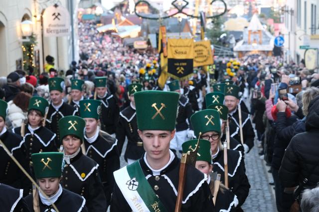 21 December 2025, Saxony, Annaberg-Buchholz: People with traditional costumes parade through the city center during the Big Mining Parade. Photo: Sebastian Willnow/dpa
