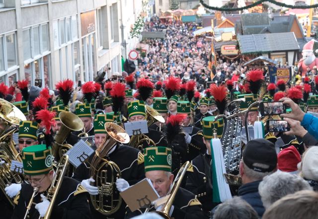 21 December 2025, Saxony, Annaberg-Buchholz: People with traditional costumes parade through the city center during the Big Mining Parade. Photo: Sebastian Willnow/dpa