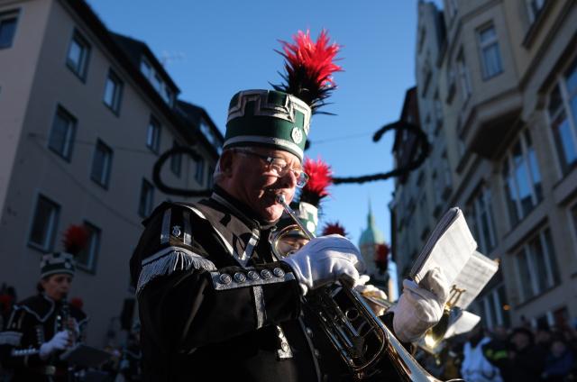 21 December 2025, Saxony, Annaberg-Buchholz: People with traditional costumes parade through the city center during the Big Mining Parade. Photo: Sebastian Willnow/dpa