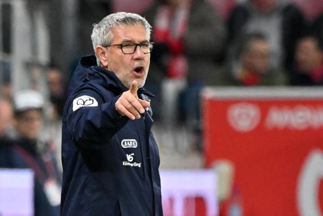 21 December 2025, Rhineland-Palatinate, Mainz: FSV Mainz coach Urs Fischer gestures on the touchline during the German Bundesliga soccer match between FSV Mainz 05 and FC St. Pauli at Mewa Arena. Photo: Torsten Silz/dpa - WICHTIGER HINWEIS: Gemäß den Vorgaben der DFL Deutsche Fußball Liga bzw. des DFB Deutscher Fußball-Bund ist es untersagt, in dem Stadion und/oder vom Spiel angefertigte Fotoaufnahmen in Form von Sequenzbildern und/oder videoähnlichen Fotostrecken zu verwerten bzw. verwerten zu lassen.