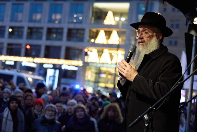 21 December 2025, Hamburg: State Rabbi of the Free and Hanseatic City of Hamburg Shlomo Bistritzky speaks on stage during the Jewish Festival of Lights "Hanukkah" on the Reesendamm Bridge. Photo: Georg Wendt/dpa