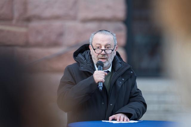 21 December 2025, Rhineland-Palatinate, Mainz: Avadislav Avadiev, state chairman of the Rhineland-Palatinate State Association of Jewish Communities, speaks at the annual joint candle-lighting ceremony for Hanukkah orgnized by The state association of Jewish communities in Rhineland-Palatinate. Photo: Hannes P. Albert/dpa