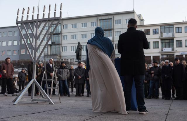 21 December 2025, Rhineland-Palatinate, Mainz: A speaker with a headscarf speaks at the annual joint candle-lighting ceremony for Hanukkah orgnized by The state association of Jewish communities in Rhineland-Palatinate. Photo: Hannes P. Albert/dpa