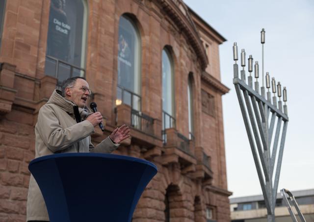 21 December 2025, Rhineland-Palatinate, Mainz: Minister of the Interior of Rhineland-Palatinate Michael Ebling speaks at the annual joint candle-lighting ceremony for Hanukkah orgnized by The state association of Jewish communities in Rhineland-Palatinate. Photo: Hannes P. Albert/dpa