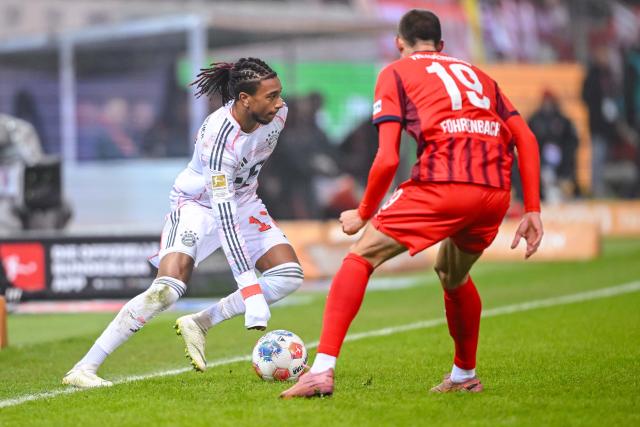 21 December 2025, Baden-Wuerttemberg, Heidenheim: Bayern Munich's Michael Olise (L) and Heidenheim's Jonas Foehrenbach battle for the ball during the German Bundesliga soccer match between 1. FC Heidenheim and Bayern Munich at Voith-Arena. Photo: Harry Langer/dpa - WICHTIGER HINWEIS: Gemäß den Vorgaben der DFL Deutsche Fußball Liga bzw. des DFB Deutscher Fußball-Bund ist es untersagt, in dem Stadion und/oder vom Spiel angefertigte Fotoaufnahmen in Form von Sequenzbildern und/oder videoähnlichen Fotostrecken zu verwerten bzw. verwerten zu lassen.