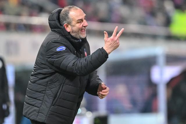 21 December 2025, Baden-Wuerttemberg, Heidenheim: Heidenheim coach Frank Schmidt gestures on the touchline during the German Bundesliga soccer match between 1. FC Heidenheim and Bayern Munich at Voith-Arena. Photo: Harry Langer/dpa - WICHTIGER HINWEIS: Gemäß den Vorgaben der DFL Deutsche Fußball Liga bzw. des DFB Deutscher Fußball-Bund ist es untersagt, in dem Stadion und/oder vom Spiel angefertigte Fotoaufnahmen in Form von Sequenzbildern und/oder videoähnlichen Fotostrecken zu verwerten bzw. verwerten zu lassen.