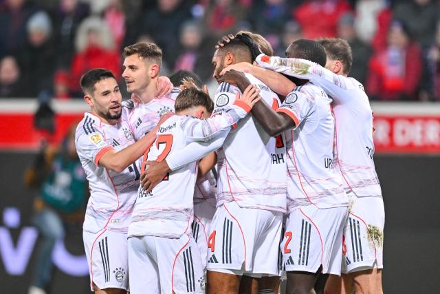 21 December 2025, Baden-Wuerttemberg, Heidenheim: Bayern Munich's Josip Stanisic (2nd L) celebrates scoring his side's first goal with teammates during the German Bundesliga soccer match between 1. FC Heidenheim and Bayern Munich at Voith-Arena. Photo: Harry Langer/dpa - WICHTIGER HINWEIS: Gemäß den Vorgaben der DFL Deutsche Fußball Liga bzw. des DFB Deutscher Fußball-Bund ist es untersagt, in dem Stadion und/oder vom Spiel angefertigte Fotoaufnahmen in Form von Sequenzbildern und/oder videoähnlichen Fotostrecken zu verwerten bzw. verwerten zu lassen.