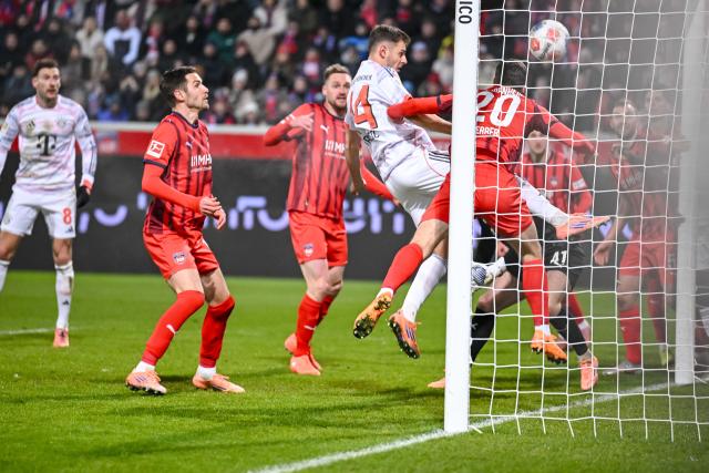 21 December 2025, Baden-Wuerttemberg, Heidenheim: Bayern Munich's Josip Stanisic (C) scores his side's first goal during the German Bundesliga soccer match between 1. FC Heidenheim and Bayern Munich at Voith-Arena. Photo: Harry Langer/dpa - WICHTIGER HINWEIS: Gemäß den Vorgaben der DFL Deutsche Fußball Liga bzw. des DFB Deutscher Fußball-Bund ist es untersagt, in dem Stadion und/oder vom Spiel angefertigte Fotoaufnahmen in Form von Sequenzbildern und/oder videoähnlichen Fotostrecken zu verwerten bzw. verwerten zu lassen.
