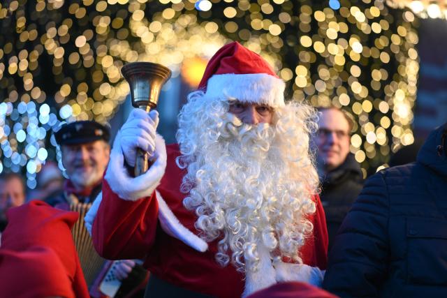 21 December 2025, Lower Saxony, Leer: A man with Santa Claus castumes parades through the "Christmas market behind'd Waag in Leer" Photo: Lars Penning/dpa