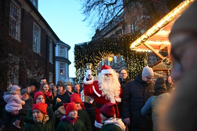 21 December 2025, Lower Saxony, Leer: A man with Santa Claus castumes parades through the "Christmas market behind'd Waag in Leer" Photo: Lars Penning/dpa