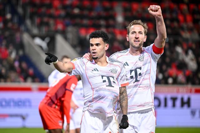 21 December 2025, Baden-Wuerttemberg, Heidenheim: Bayern Munich's Luis Diaz (L) celebrate scoring his side's third goal with teammate Harry Kane during the German Bundesliga soccer match between 1. FC Heidenheim and Bayern Munich at Voith-Arena. Photo: Harry Langer/dpa - WICHTIGER HINWEIS: Gemäß den Vorgaben der DFL Deutsche Fußball Liga bzw. des DFB Deutscher Fußball-Bund ist es untersagt, in dem Stadion und/oder vom Spiel angefertigte Fotoaufnahmen in Form von Sequenzbildern und/oder videoähnlichen Fotostrecken zu verwerten bzw. verwerten zu lassen.