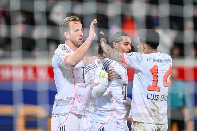 21 December 2025, Baden-Wuerttemberg, Heidenheim: Bayern Munich's Harry Kane (L) celebrates scores his side's fourth goal with teammates during the German Bundesliga soccer match between 1. FC Heidenheim and Bayern Munich at Voith-Arena. Photo: Harry Langer/dpa - WICHTIGER HINWEIS: Gemäß den Vorgaben der DFL Deutsche Fußball Liga bzw. des DFB Deutscher Fußball-Bund ist es untersagt, in dem Stadion und/oder vom Spiel angefertigte Fotoaufnahmen in Form von Sequenzbildern und/oder videoähnlichen Fotostrecken zu verwerten bzw. verwerten zu lassen.