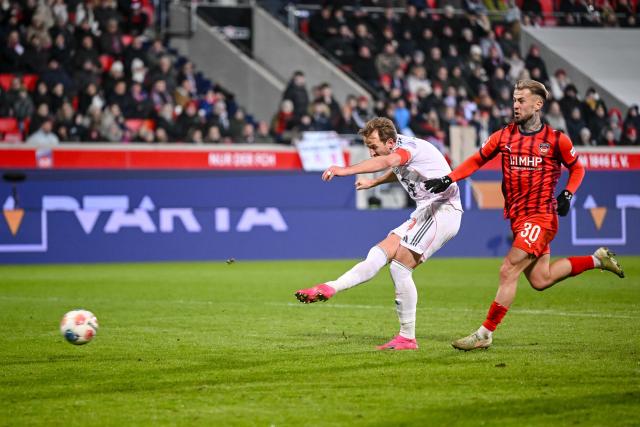 21 December 2025, Baden-Wuerttemberg, Heidenheim: Bayern Munich's Harry Kane (L) scores his side's fourth goal during the German Bundesliga soccer match between 1. FC Heidenheim and Bayern Munich at Voith-Arena. Photo: Harry Langer/dpa - WICHTIGER HINWEIS: Gemäß den Vorgaben der DFL Deutsche Fußball Liga bzw. des DFB Deutscher Fußball-Bund ist es untersagt, in dem Stadion und/oder vom Spiel angefertigte Fotoaufnahmen in Form von Sequenzbildern und/oder videoähnlichen Fotostrecken zu verwerten bzw. verwerten zu lassen.
