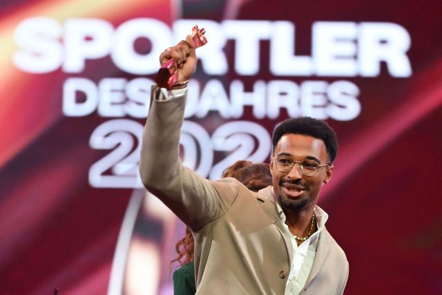 21 December 2025, Baden-Wuerttemberg, Baden-Baden: German decathlete Leo Neugebauer celebrates the trophy of the Sportsman of the Year 2025 during the Sportsman of the Year 2025 gala at the Kurhaus Baden-Baden. Photo: Uli Deck/dpa