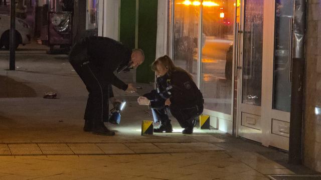 21 December 2025, North Rhine-Westphalia, Geilenkirchen: Police officers secure evidence at the crime scene in the city center of Geilenkirchen, where shots were fired. A man was shot and injured. Photo: Joachim Kollednigg/NEWS5/dpa
